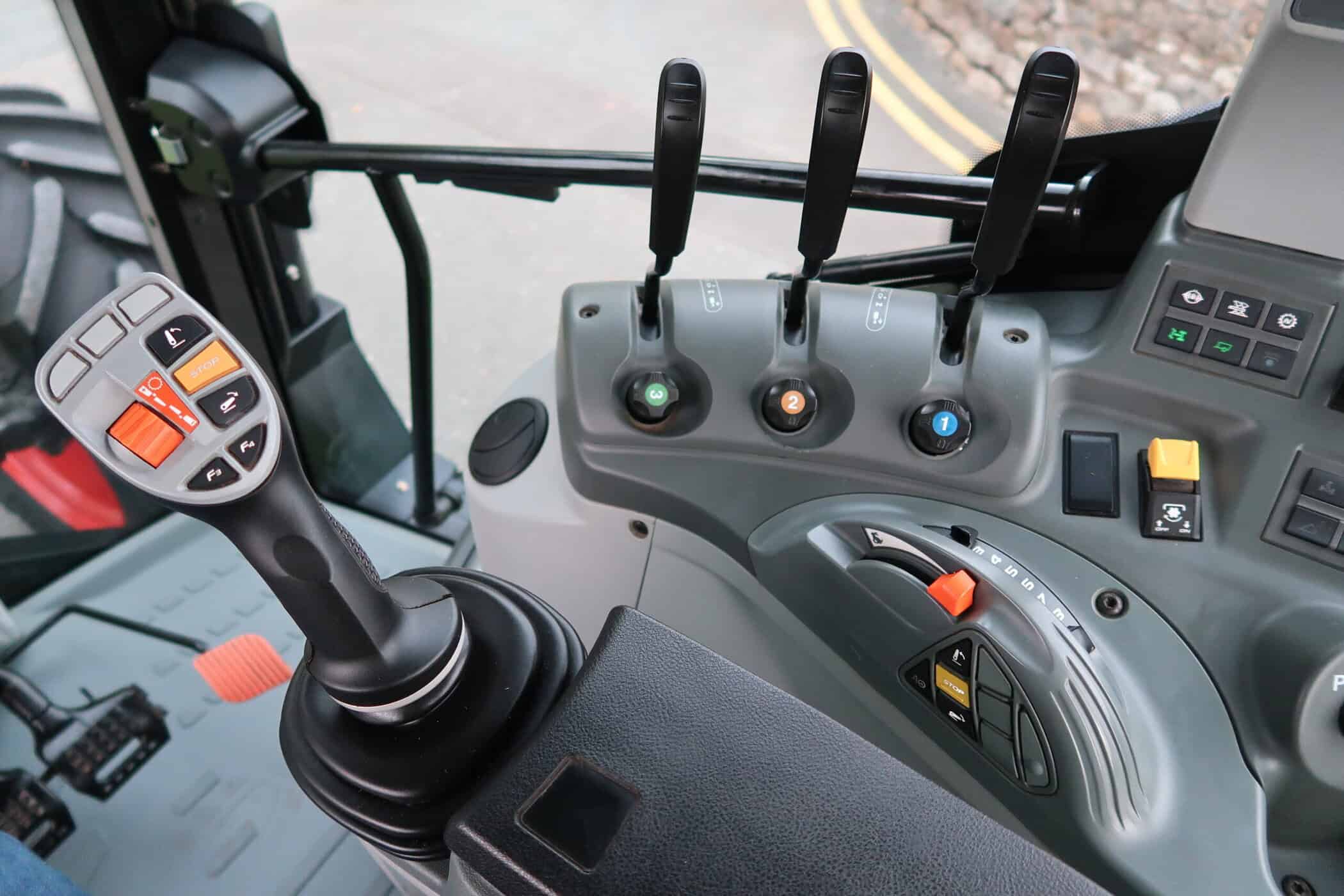 CLAAS ARION 430 - Image 16