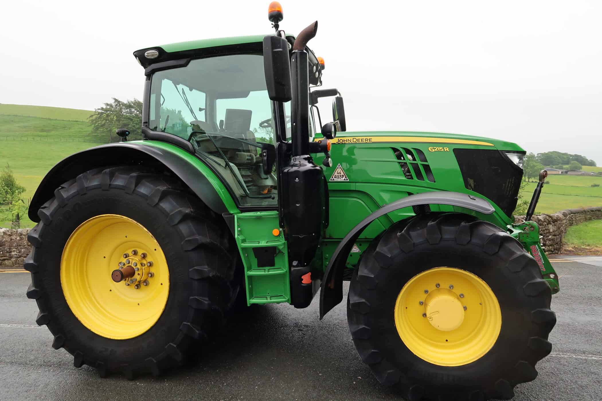 JOHN DEERE 6215R - Image 2
