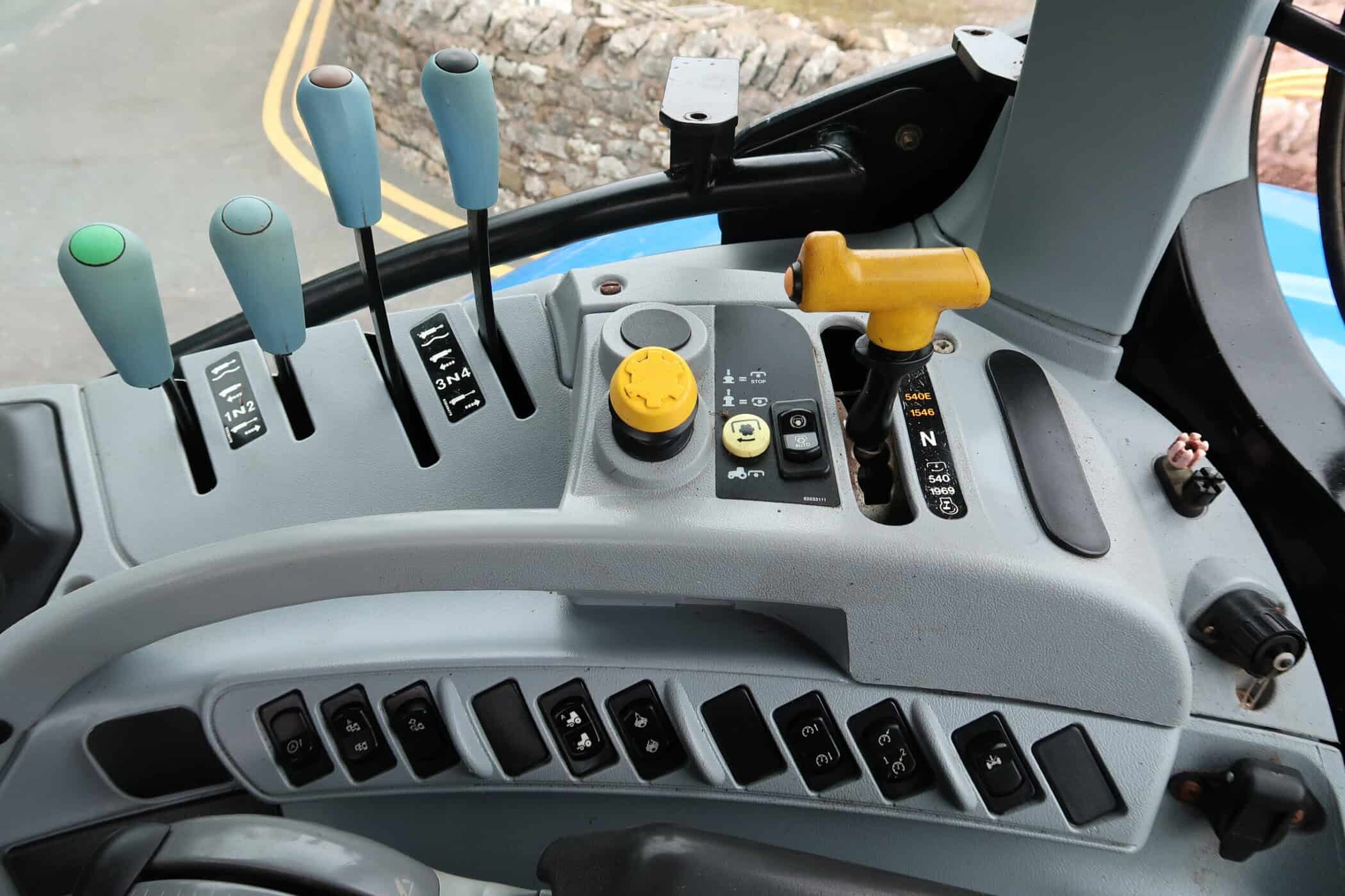NEW HOLLAND T6050 - Image 15