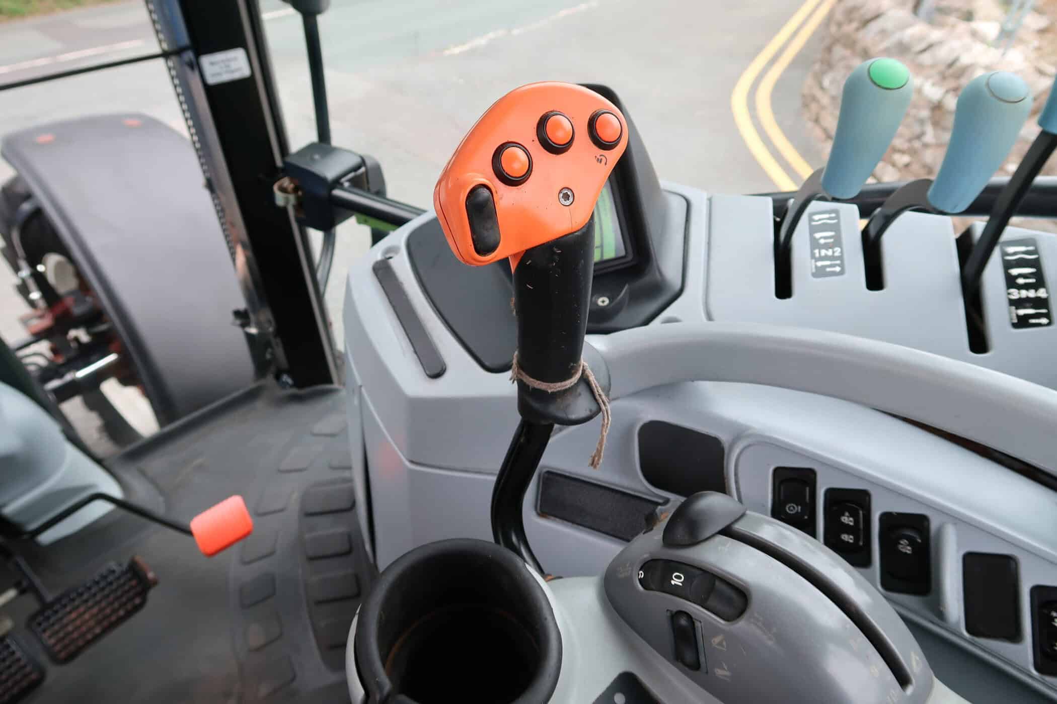 NEW HOLLAND T6050 - Image 16