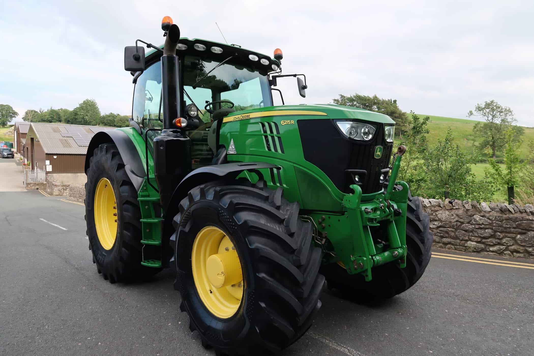 JOHN DEERE 6215R