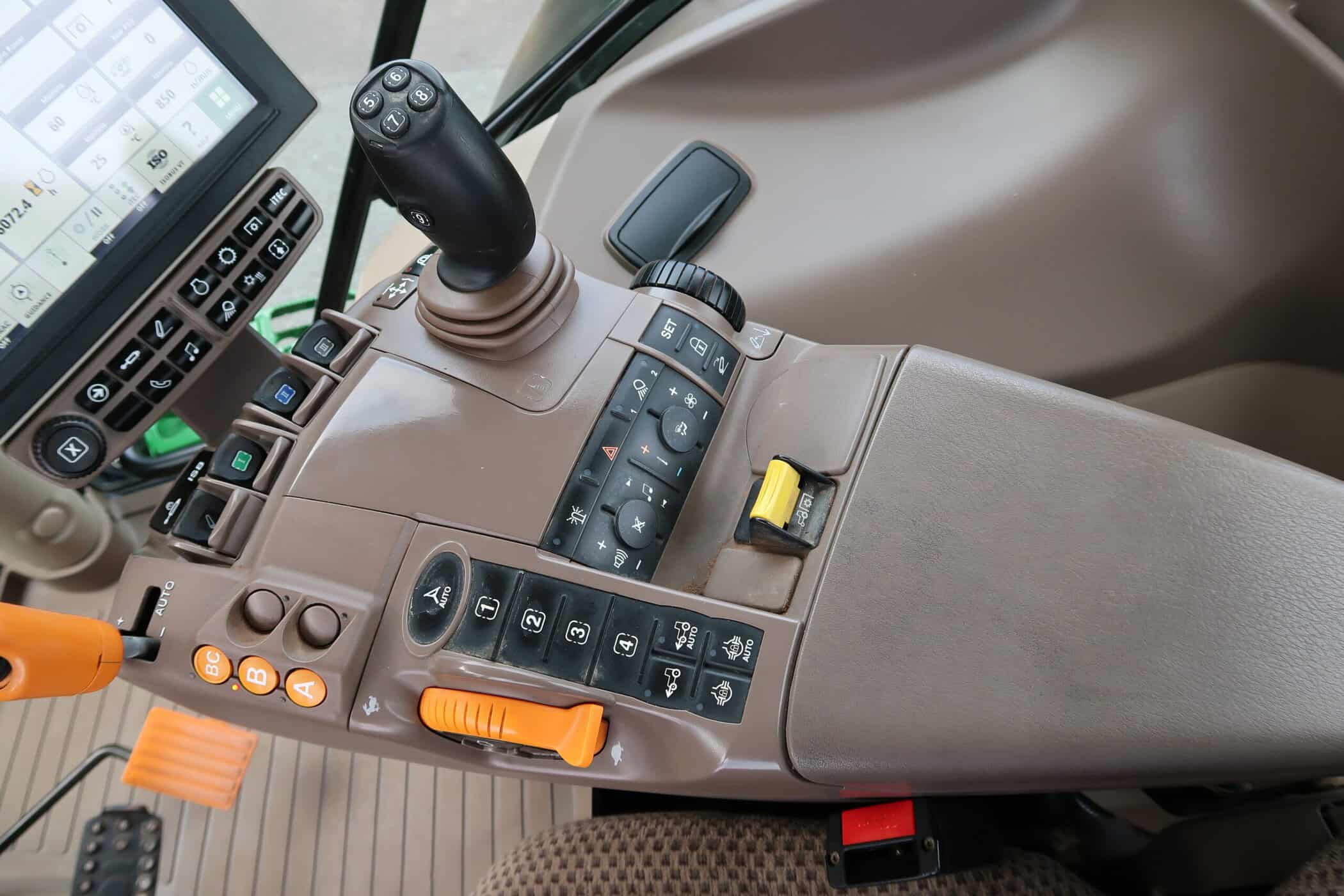 JOHN DEERE 6215R - Image 13
