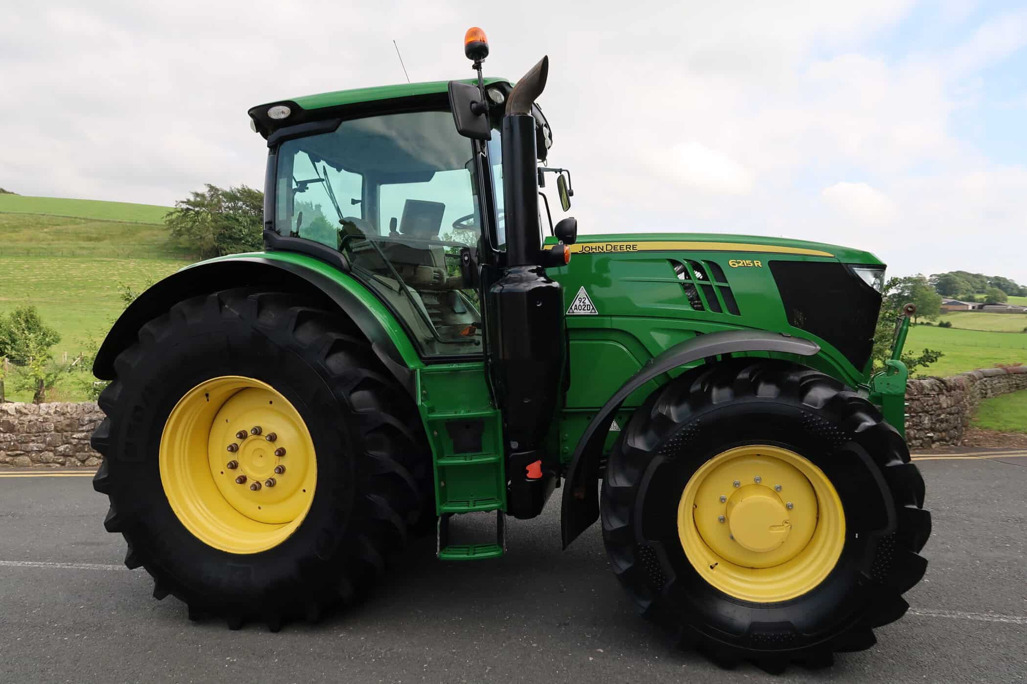 JOHN DEERE 6215R - Image 2
