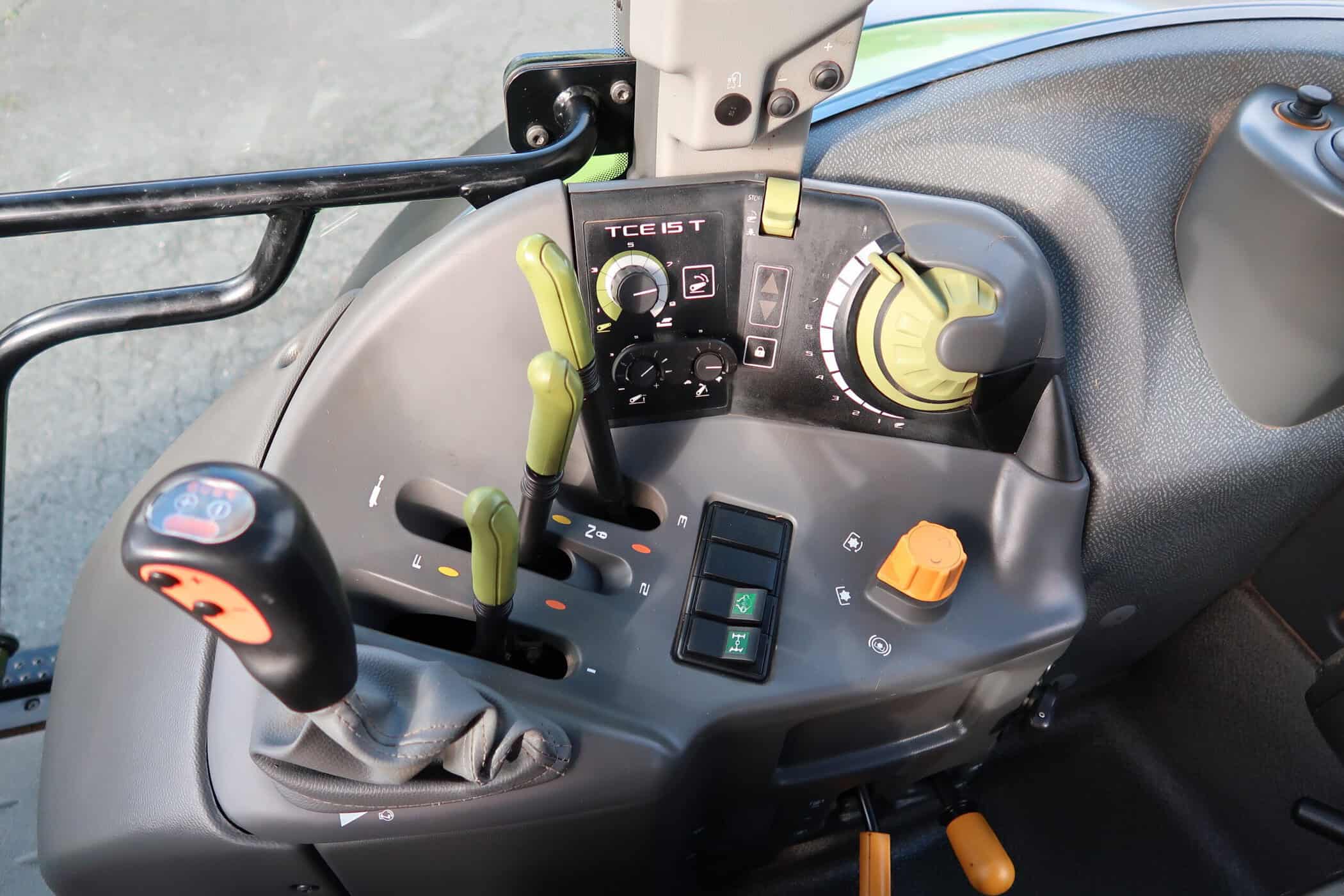 CLAAS ARION 620C - Image 12
